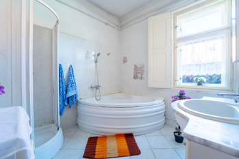 koupelna - Prodej zemědělského objektu 363 m², Vrdy