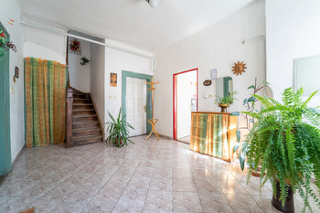 vstupní chodba se schodištěm - Prodej zemědělského objektu 363 m², Vrdy