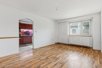 Obývací pokoj - Prodej bytu 4+1 v osobním vlastnictví 146 m², Chlumec nad Cidlinou 