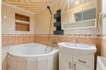 Koupelna - Prodej bytu 4+1 v osobním vlastnictví 146 m², Chlumec nad Cidlinou