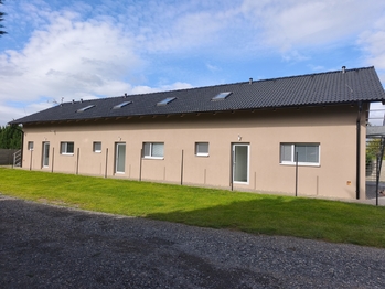 Pohled na bytový dům z ulice.  - Pronájem bytu 3+kk v osobním vlastnictví 58 m², Tišice 