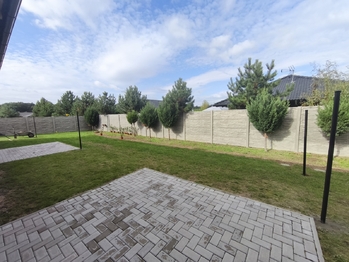 Terasy a zahrádky u bytů.  - Pronájem bytu 3+kk v osobním vlastnictví 58 m², Tišice