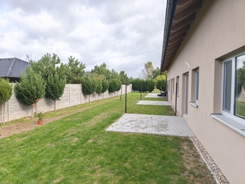 Terasy a zahrádky u bytů.  - Pronájem bytu 3+kk v osobním vlastnictví 58 m², Tišice