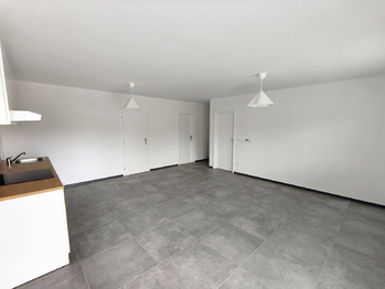 Obývací část s kuchyňským koutem a vstupem na terasu a zahradu.  - Pronájem bytu 3+kk v osobním vlastnictví 58 m², Tišice