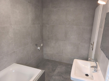 Koupelna s vanou, umyvadlem a toaletou. - Pronájem bytu 3+kk v osobním vlastnictví 58 m², Tišice