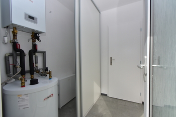 Vstupní chodba s vestavnou šatní skříní.. - Pronájem bytu 3+kk v osobním vlastnictví 58 m², Tišice