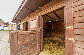 anglické dřevěné boxy - Prodej zemědělského objektu 740 m², Chlumín