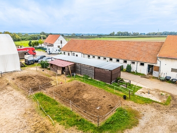 pohled na stáje - Prodej zemědělského objektu 740 m², Chlumín