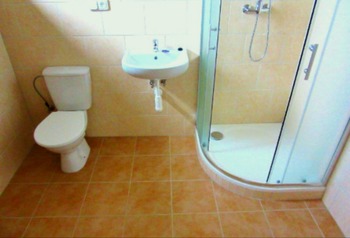 Koupelna se sprchovým koutem a wc. - Pronájem bytu 2+kk v osobním vlastnictví 48 m², Dražice