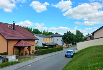 V ulici se přichází k restauraci, schází k pekárně, obchodu a autobusové zastávce. - Pronájem bytu 2+kk v osobním vlastnictví 48 m², Dražice