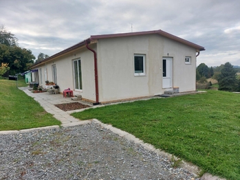 Příchod od parkovacího stání . - Pronájem bytu 2+kk v osobním vlastnictví 48 m², Dražice