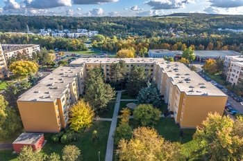 Pohled do vnitrobloku - Prodej bytu 4+1 v osobním vlastnictví 94 m², Praha 4 - Modřany