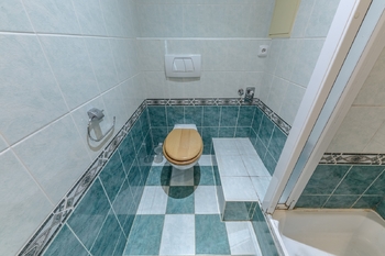 WC v koupelně - Prodej bytu 4+1 v osobním vlastnictví 94 m², Praha 4 - Modřany