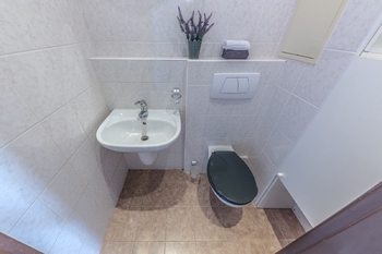 Samostatné WC  - Prodej bytu 4+1 v osobním vlastnictví 94 m², Praha 4 - Modřany