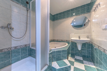 Koupelna - Prodej bytu 4+1 v osobním vlastnictví 94 m², Praha 4 - Modřany