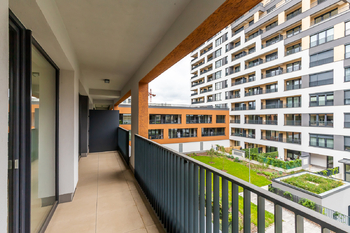 POHLED Z LODŽIE DO VNITROBLOKU - Prodej bytu 2+kk v osobním vlastnictví 67 m², Praha 9 - Hloubětín