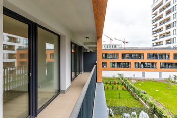 POHLED Z LODŽIE DO VNITROBLOKU - Prodej bytu 2+kk v osobním vlastnictví 67 m², Praha 9 - Hloubětín