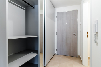 VESTAVĚNÁ SKŘÍŇ V CHODBĚ - Prodej bytu 2+kk v osobním vlastnictví 67 m², Praha 9 - Hloubětín