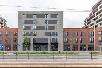 POHLED NA BYTOVÝ DŮM TESLA - Prodej bytu 2+kk v osobním vlastnictví 67 m², Praha 9 - Hloubětín
