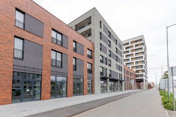 POHLED NA BYTOVÝ DŮM TESLA - Prodej bytu 2+kk v osobním vlastnictví 67 m², Praha 9 - Hloubětín
