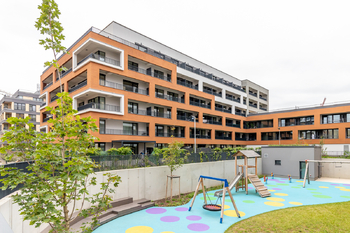 POHLED NA DĚTSKÉ HŘÍŠTĚ - Prodej bytu 2+kk v osobním vlastnictví 67 m², Praha 9 - Hloubětín
