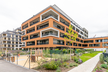 POHLED DO ZELENÉHO VNITROBLOKU - Prodej bytu 2+kk v osobním vlastnictví 67 m², Praha 9 - Hloubětín