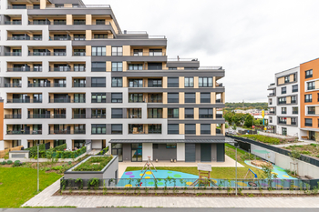 POHLED DO ZELENÉHO VNITROBLOKU - Prodej bytu 2+kk v osobním vlastnictví 67 m², Praha 9 - Hloubětín