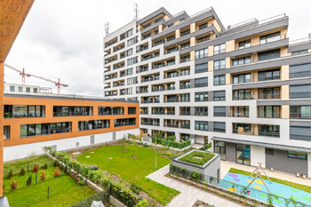 POHLED DO ZELENÉHO VNITROBLOKU - Prodej bytu 2+kk v osobním vlastnictví 67 m², Praha 9 - Hloubětín