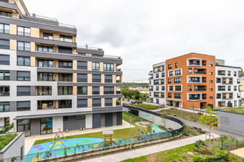 POHLED DO ZELENÉHO VNITROBLOKU - Prodej bytu 2+kk v osobním vlastnictví 67 m², Praha 9 - Hloubětín