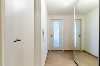 CHODBA - Prodej bytu 2+kk v osobním vlastnictví 67 m², Praha 9 - Hloubětín