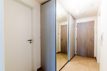 CHODBA - Prodej bytu 2+kk v osobním vlastnictví 67 m², Praha 9 - Hloubětín