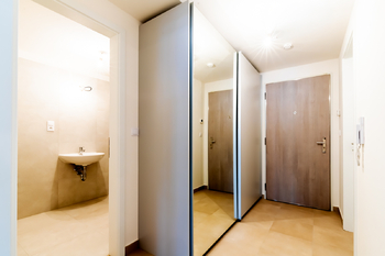 CHODBA - Prodej bytu 2+kk v osobním vlastnictví 67 m², Praha 9 - Hloubětín
