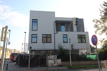 pohled na dům - Pronájem komerčního prostoru 49 m², Praha 9 - Horní Počernice
