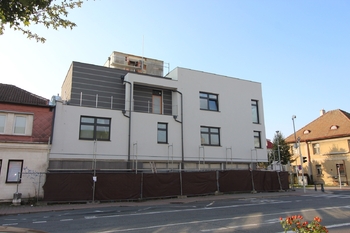 pohled na dům - Pronájem komerčního prostoru 49 m², Praha 9 - Horní Počernice