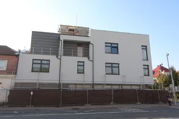pohled na dům - Pronájem komerčního prostoru 49 m², Praha 9 - Horní Počernice