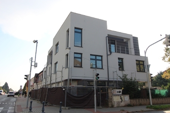 pohled na dům - Pronájem komerčního prostoru 49 m², Praha 9 - Horní Počernice