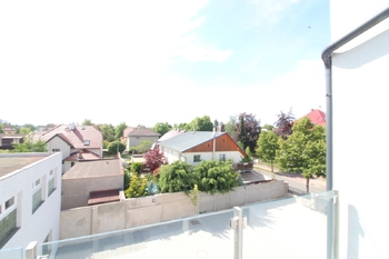 výhled z balkónu ordinace - Pronájem komerčního prostoru, Praha 9 - Horní Počernice