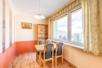 Jídelna u kuchyně. - Pronájem bytu 3+1 v osobním vlastnictví 73 m², Jindřichův Hradec