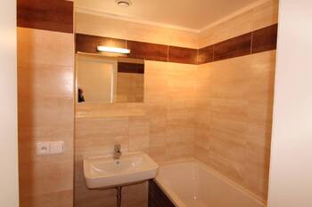 koupelna s vanou a WC - Pronájem bytu 1+kk v osobním vlastnictví 36 m², Praha 10 - Uhříněves
