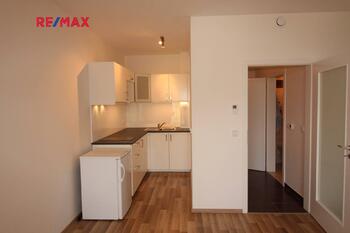 kuchyňská linka - Pronájem bytu 1+kk v osobním vlastnictví 36 m², Praha 10 - Uhříněves