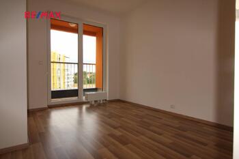 obývací část bytu s výhodem na lodžii - Pronájem bytu 1+kk v osobním vlastnictví 36 m², Praha 10 - Uhříněves