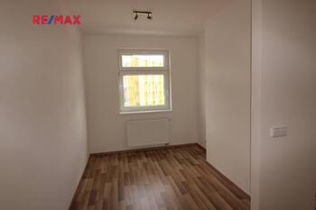 ložnicová část bytu - Pronájem bytu 1+kk v osobním vlastnictví 36 m², Praha 10 - Uhříněves