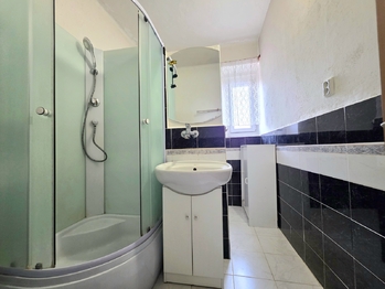 Prodej domu 191 m², Vroutek