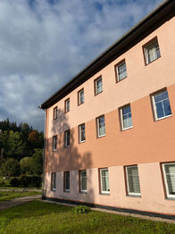 Boční pohled na dům s 18 byty ve 3.NP - Prodej bytu 2+kk v osobním vlastnictví 47 m², Kořenov
