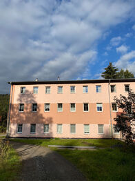 Čelní pohled na dům s 18 byty ve 3.NP - Prodej bytu 2+kk v osobním vlastnictví 47 m², Kořenov