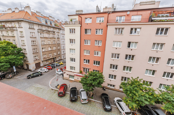 Výhled z okna bytu - Prodej bytu 2+kk v osobním vlastnictví 43 m², Praha 3 - Žižkov