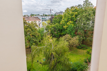 Pohled do vnitrobloku - Prodej bytu 2+kk v osobním vlastnictví 43 m², Praha 3 - Žižkov