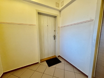 Vstup do bytu - Prodej bytu 2+kk v osobním vlastnictví 51 m², Praha 4 - Modřany