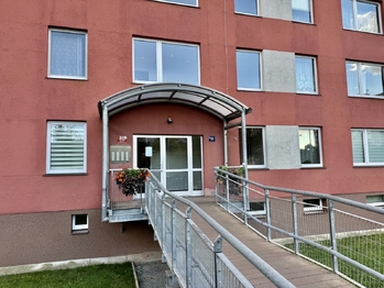 Vstup do domu - Prodej bytu 2+kk v osobním vlastnictví 51 m², Praha 4 - Modřany