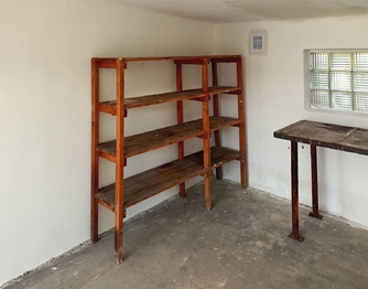 a dostatek místa na polici - Prodej garáže 21 m², Rakovník